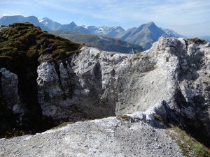 Doline auf dem Grat