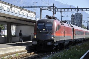 Ein Railjet fährt in Buchs ein