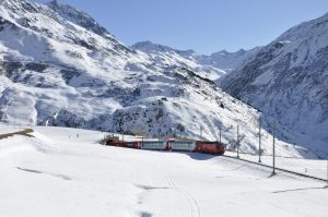 Glacier-Express verlässt den Rufenen-Tunnel