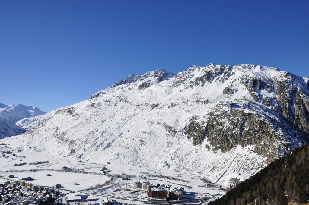 Bergkette mit Mittagsstock