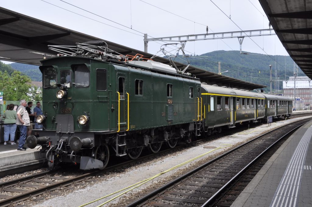 Ae 3/5 10217 mit zwei Leichtstahlwagen