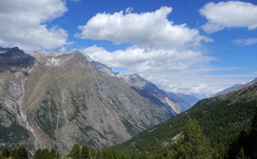 Ausblick ins Tal mit Zinalrothorn und Weisshorn