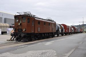 Ae 3/6 III mit nostalgischem Güterzug