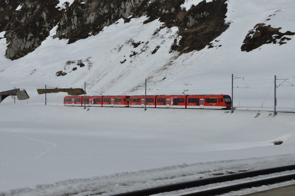 Zug der MGB kurz nach der Station auf dem Pass