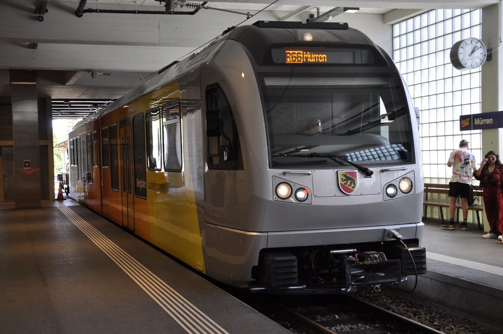 Ein neuer Zug fährt in die Station Mürren