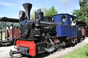 Die Sequoia folgt auf dem Gegengleis