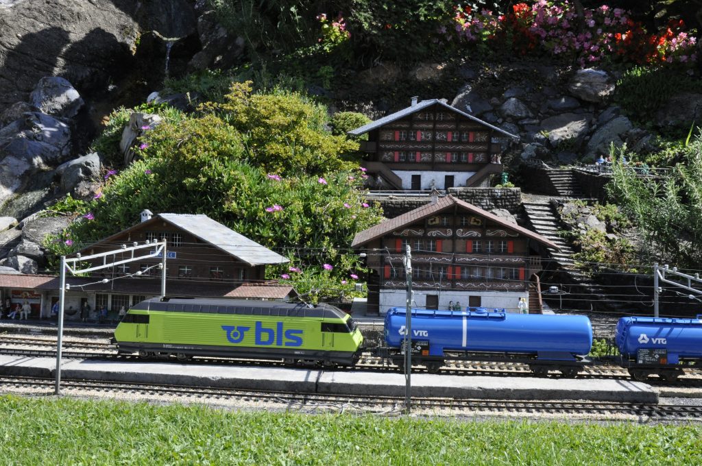 BLS Re 465 am Bahnhof Blausee-Mitholz