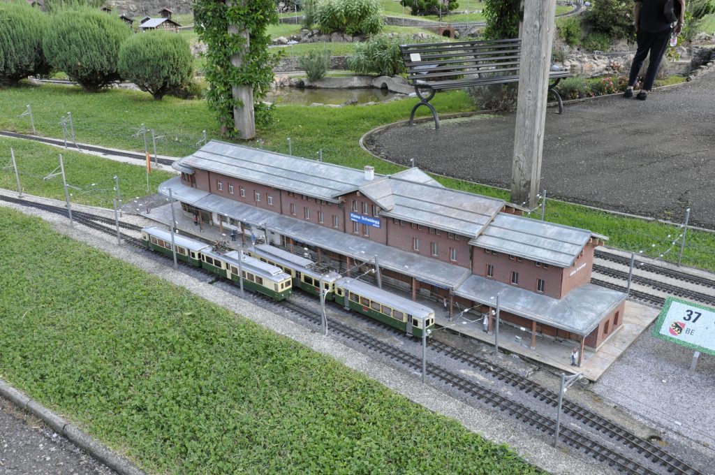 Zwei WAB BDhe 4/4 am Bahnhof Kleine Scheidegg