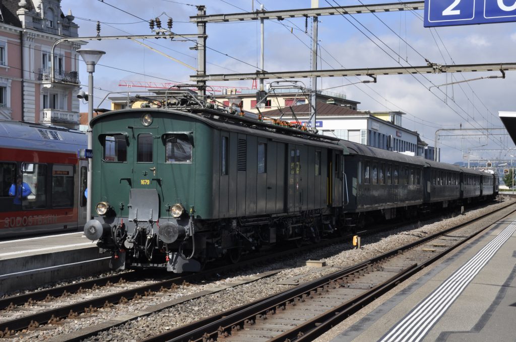 Der Extrazug nach Pfäffikon SZ wartet in Wädenswil auf die Abfahrt