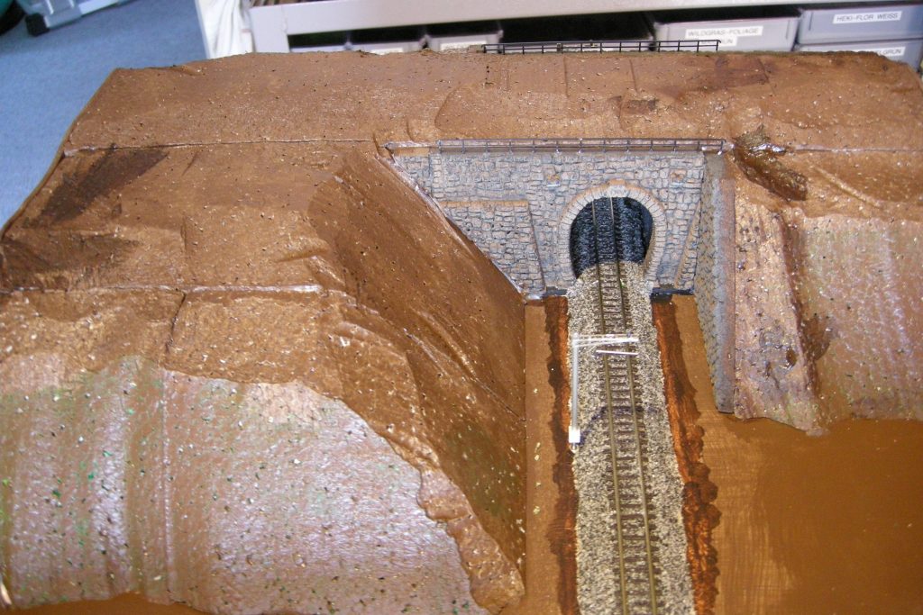 Ein kurzer Tunnel mit Einschnitt