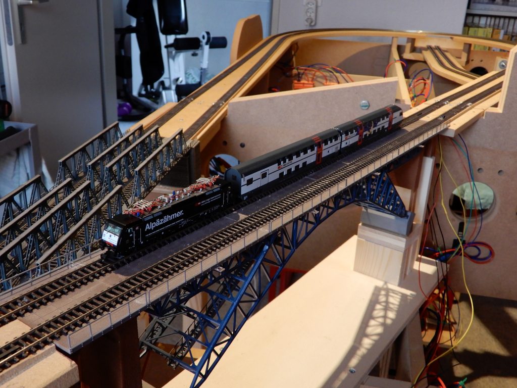 ...mit einer Hobbytrain-Lok und zwei IC 2000-Wagen