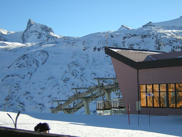 Bergstation Schwarzsee mit ausfahrender Bahn Bergstation Schwarzsee mit ausfahrender Bahn