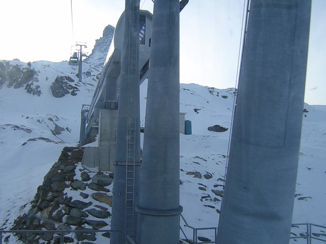 Zwischenstation Aroleid aus einer talwärts fahrenden Gondel gesehen Zwischenstation Aroleid aus einer talwärts fahrenden Gondel gesehen
