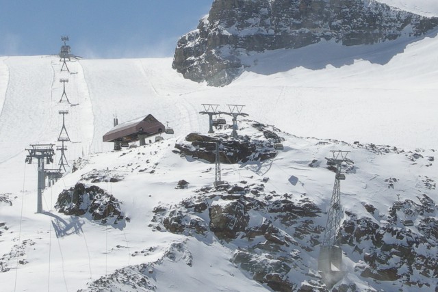 Bergstation Theodulgletscher mit Trassee des Furggsattelexpress (links)